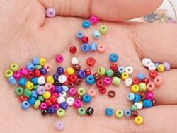 Acheter Boite de 15 couleurs de perles de rocailles - taille 8/0 soit 3 mm de diam env. - 14,99 € en ligne sur La Petite Epic...