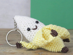 Acheter Kit crochet - Pendentif sac banane - 7,99 € en ligne sur La Petite Epicerie - Loisirs créatifs
