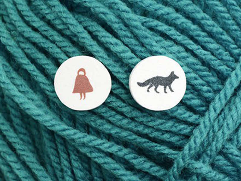 Puces d'oreilles du Petit Chaperon Rouge