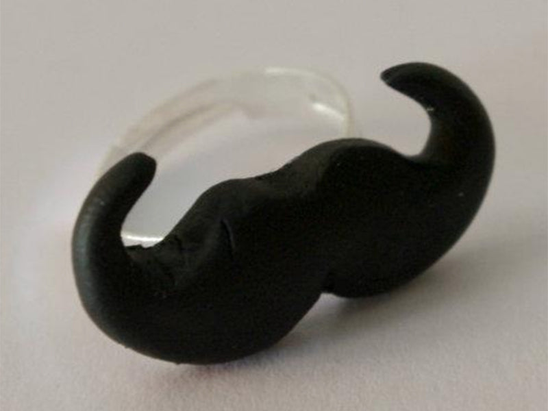La bague moustache en pâte fimo