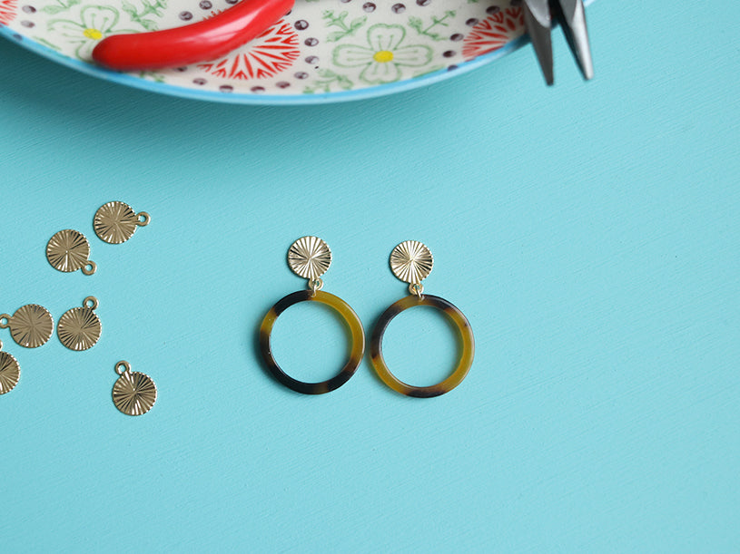 Les boucles d'oreilles créoles en acétate