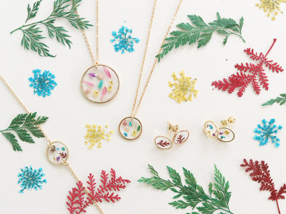bijoux en résine et fleurs séchées
