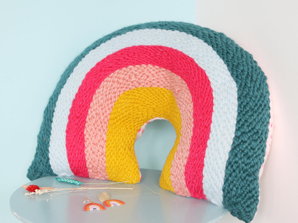 Le coussin Arc-en-ciel en punch needle