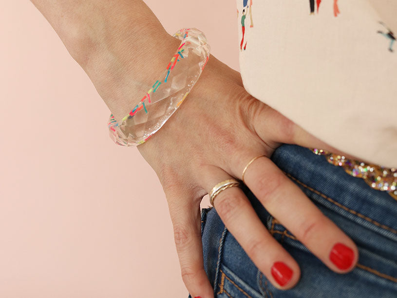 Le bracelet résine coloré