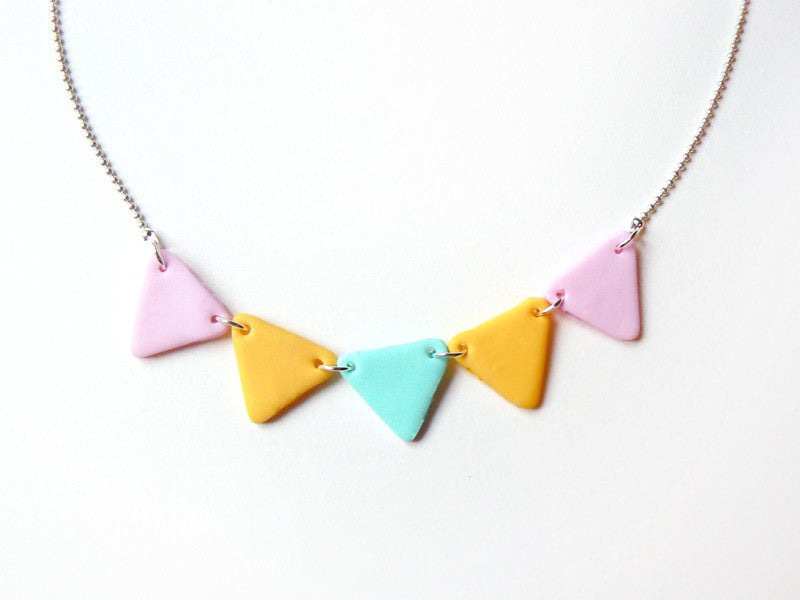 Le collier fanion en pâte Fimo