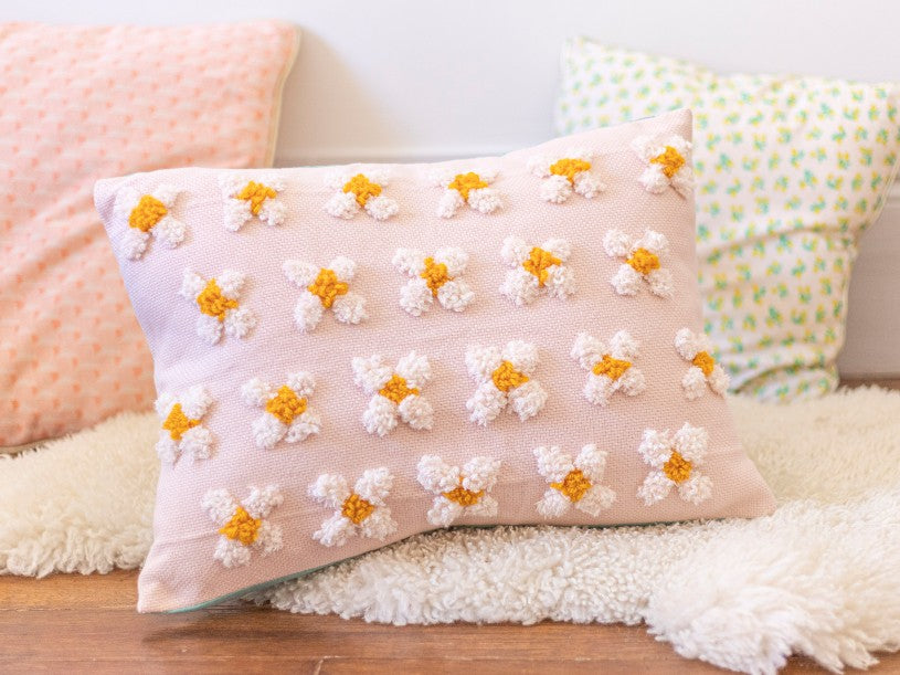 Le coussin fleuri en punch needle