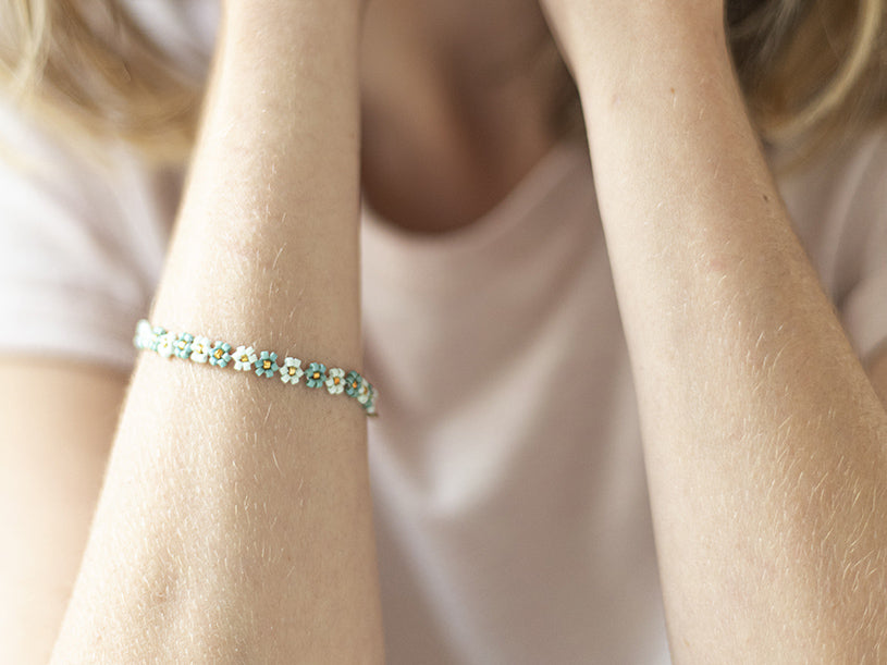 Le bracelet fleuri en perles Miyuki