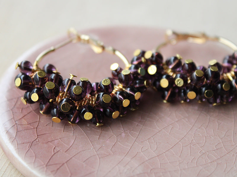 Les boucles d'oreilles grappes de perles