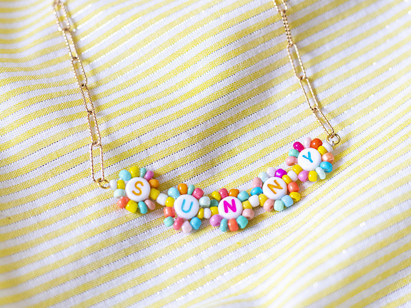 Le collier SUNNY fleuri en perles de rocailles