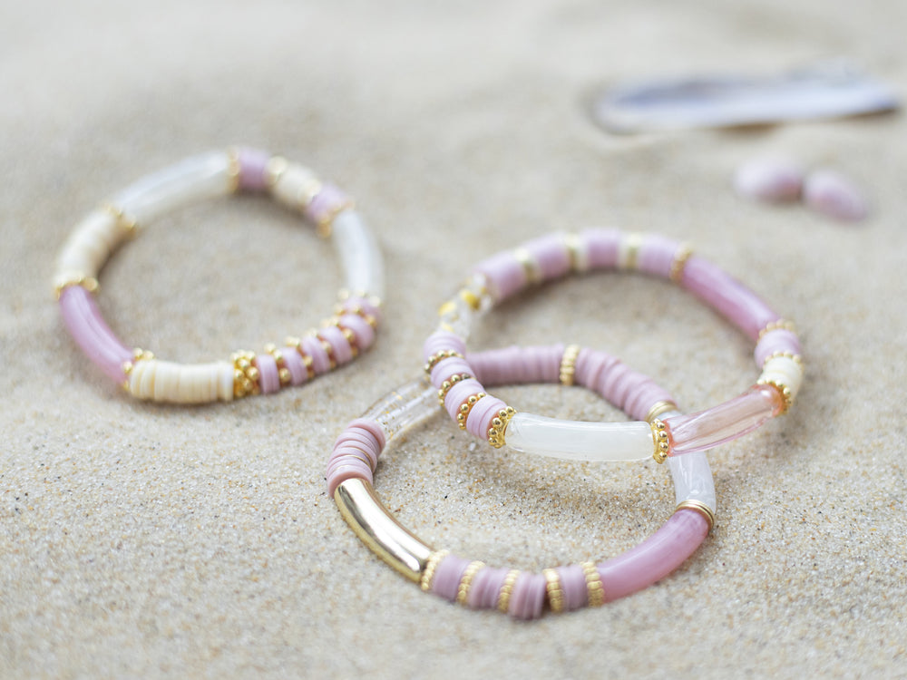 Le bracelet en perles heishi et perles tubes