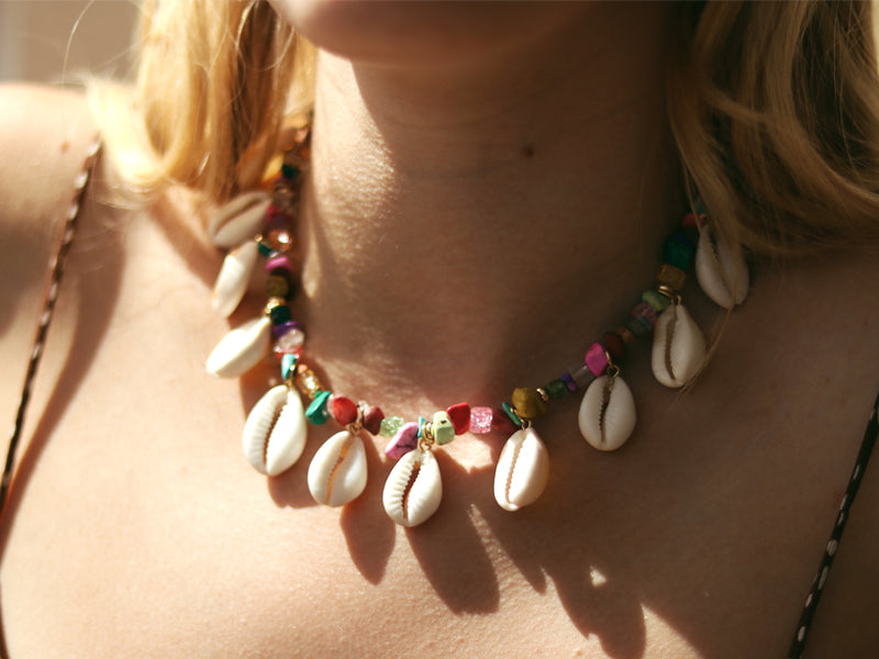 Mon collier en coquillages et perles précieuses