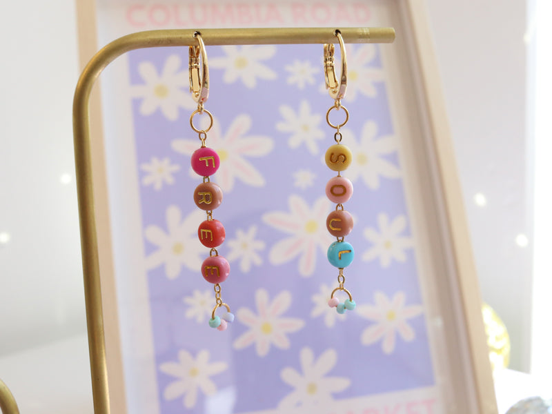 Mes boucles d'oreilles en perles lettres colorées