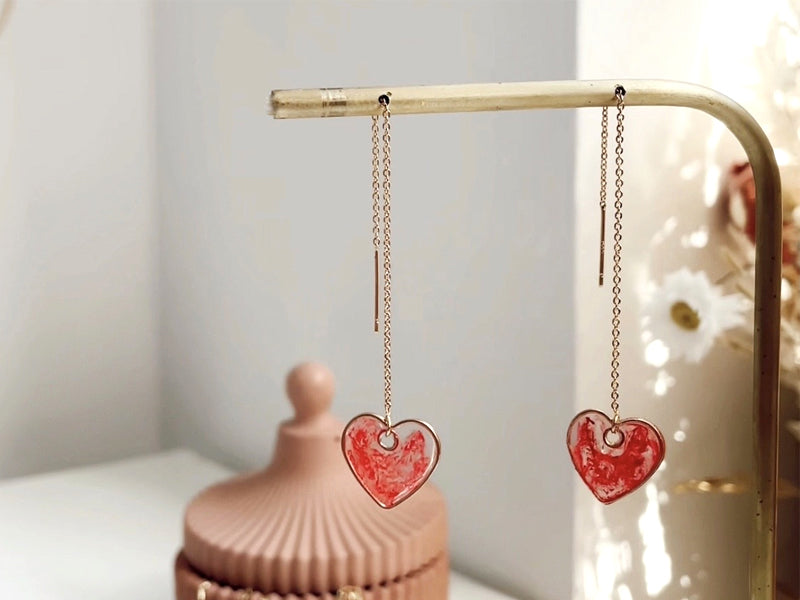 Mes boucles d'oreilles coeur en résine colorée