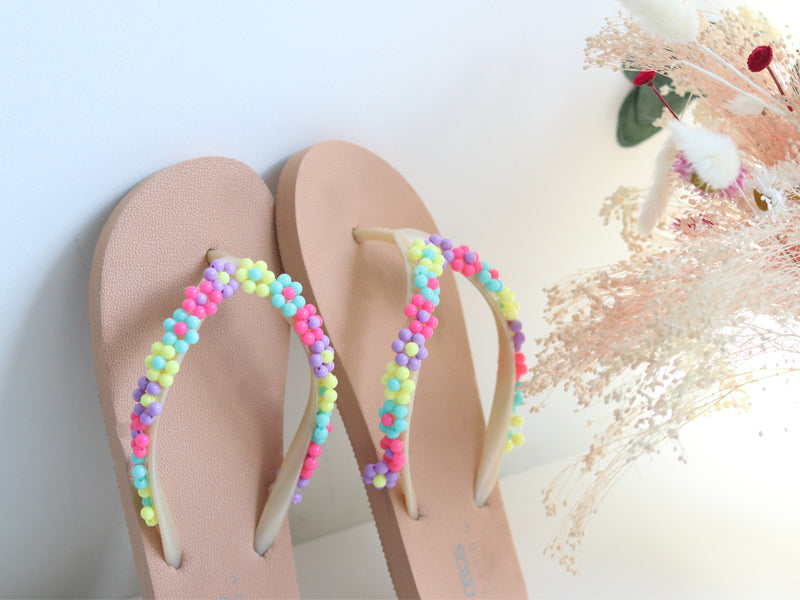 Customisez vos tongs avec des perles colorées