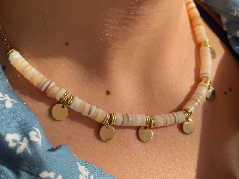 Le collier en perles heishi coquillage naturel