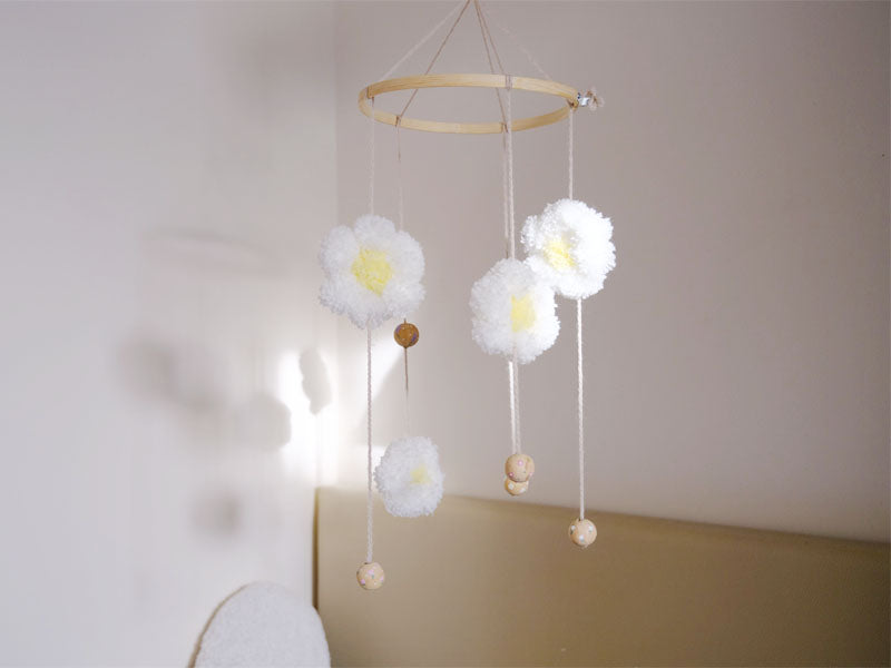 Mon mobile pâquerettes en pompons