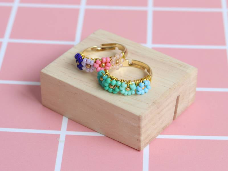 Les bagues fleuries en perles de rocailles