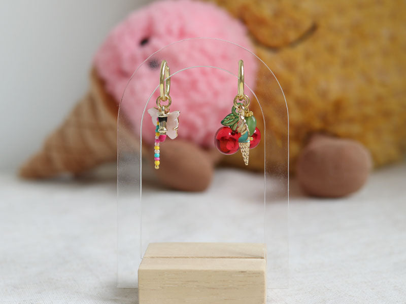 Les boucles d'oreilles papillon et cerise