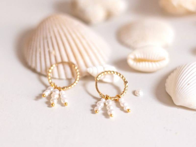 Les mini boucles d'oreilles en perles nacrées