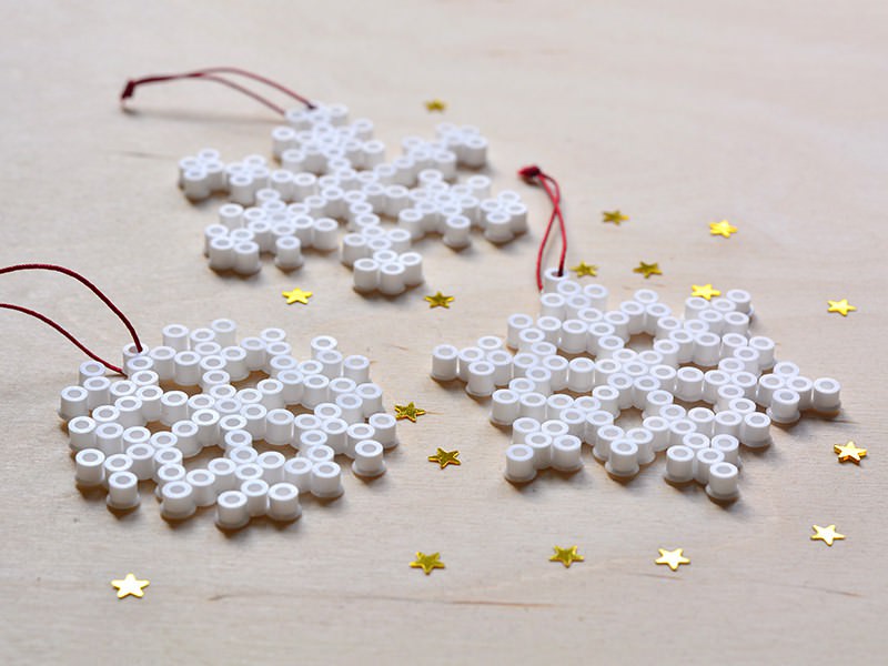 De jolis flocons en perles HAMA