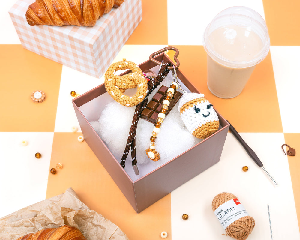 Crochet DIY : réalisez un bag charm Cup de café & Bretzel