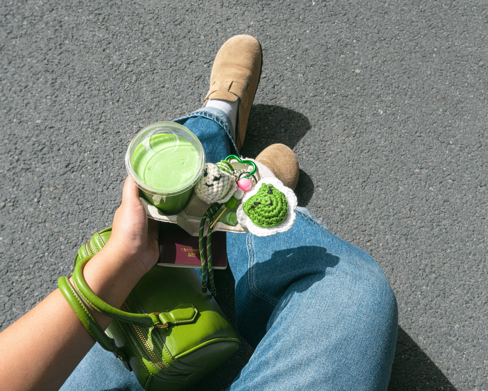 Crochet DIY : réalisez un bag charm Grenouille fleurie & matcha