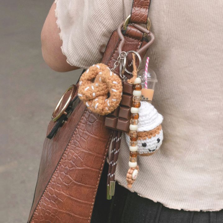 Crochet DIY : réalisez un bag charm Cup de café & Bretzel