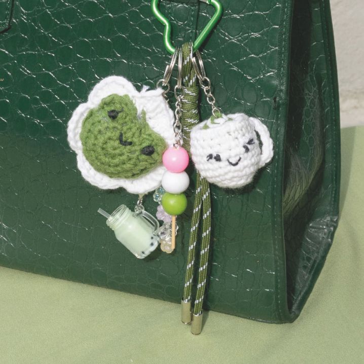 Crochet DIY : réalisez un bag charm Grenouille fleurie & matcha