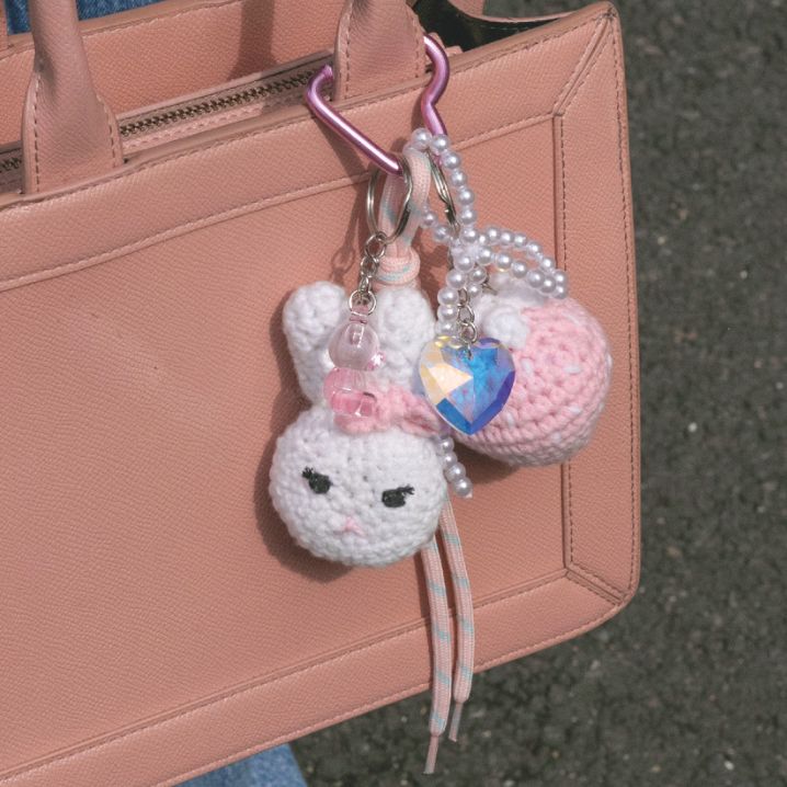 Crochet DIY : réalisez un bag charm Lapin & Fraise