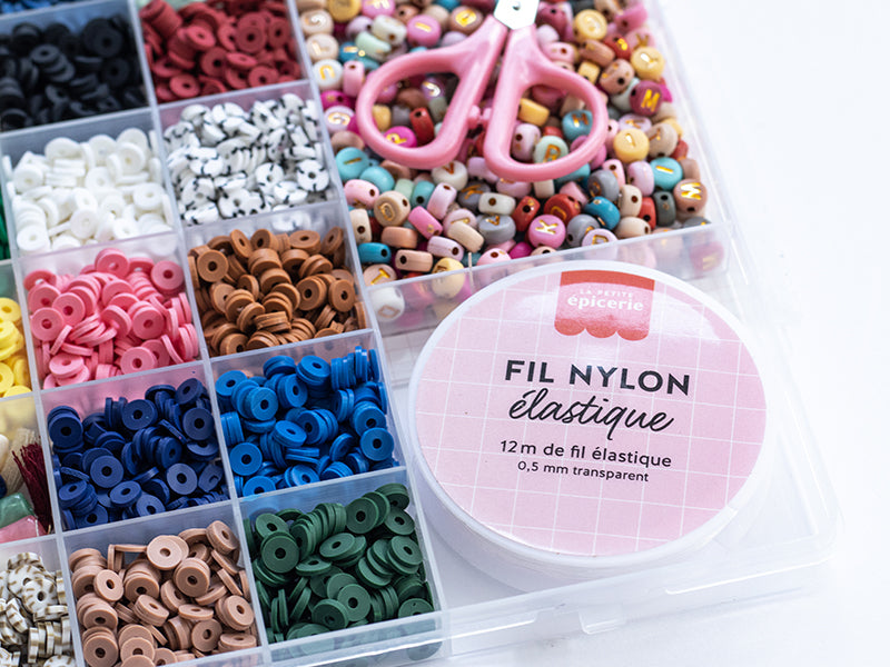 achat Maxi boite - 16 couleurs de perles heishi NATURE et accessoires + perles lettres, ciseaux et fil élastique