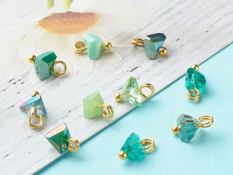 achat 10 pendentifs en verre irisé - forme triangulaire - tons verts - 8 x 6 mm