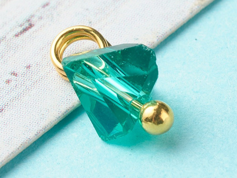 achat 10 pendentifs en verre irisé - forme triangulaire - tons verts - 8 x 6 mm