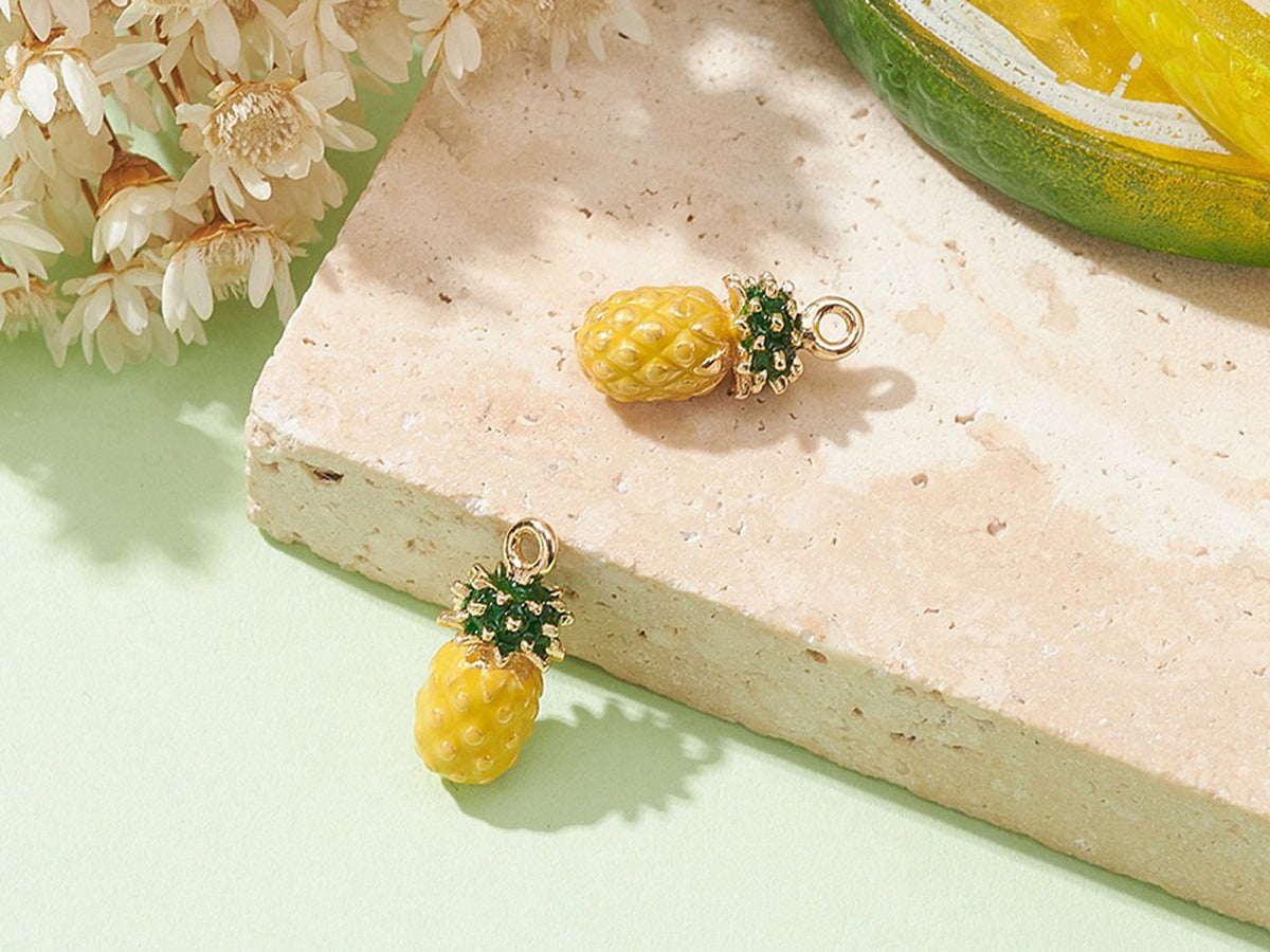 achat Breloque ananas émaillée en laiton doré à l’or fin
