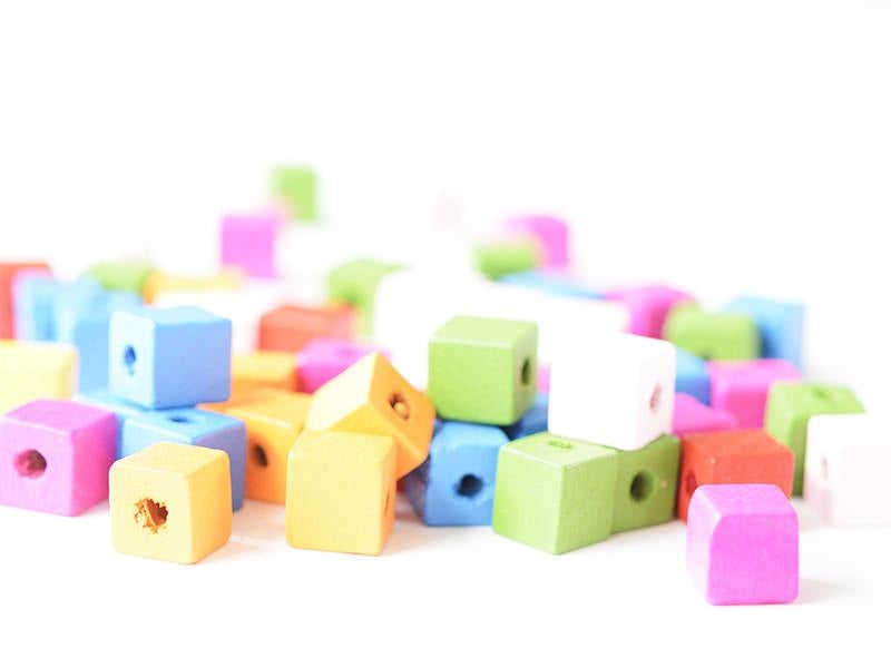 Achat 50 perles cubes en bois vernis - 14 mm