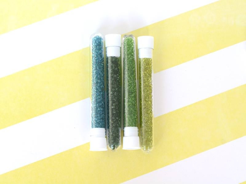 Achat Tube de 350 perles transparentes - vert sapin