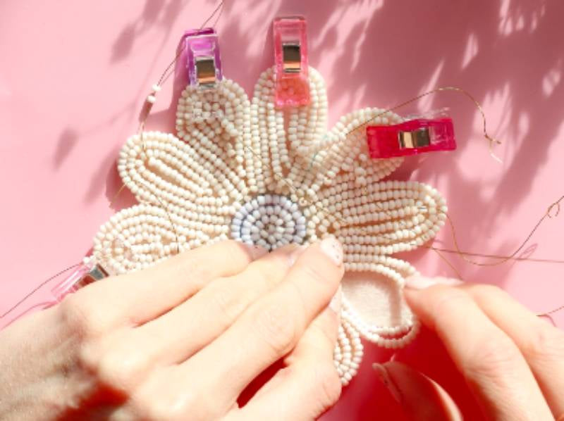 Des bijoux en verre et perles de rocailles - Marie Claire Des bijoux en verre et perles de rocailles - Marie Claire
