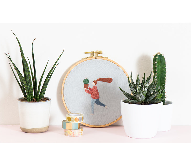 achat Kit de broderie traditionnelle - "plant lady" - la jeune fille au cactus par Slow evenings
