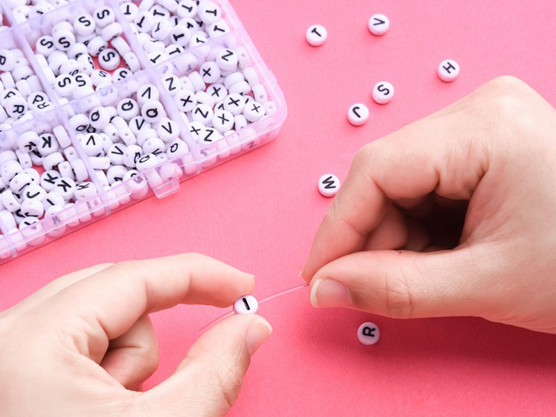 achat Pack boite de perles en plastique alphabet et bobine de fil élastique