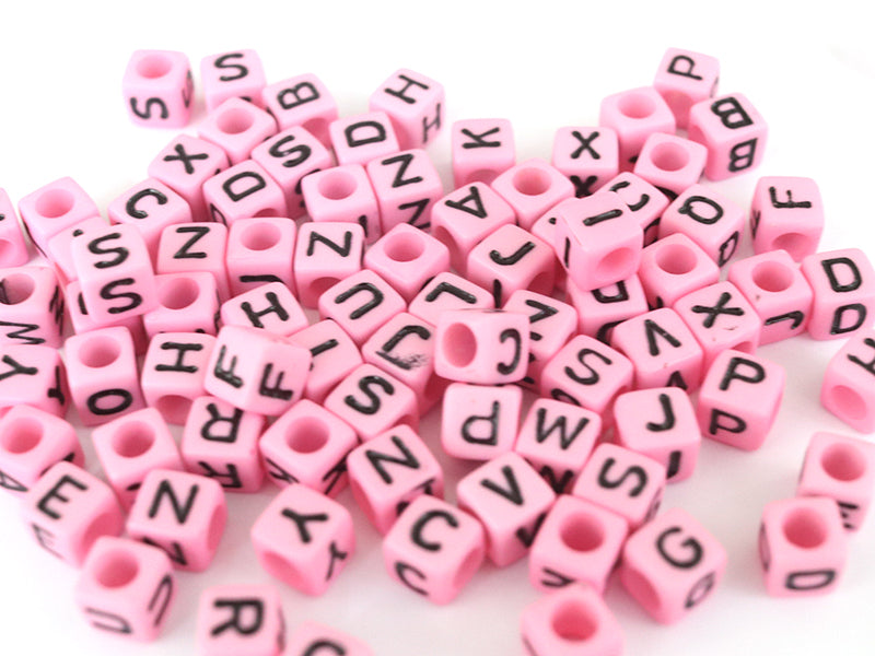 achat 200 perles carrées en plastique - lettres alphabet - rose et noir