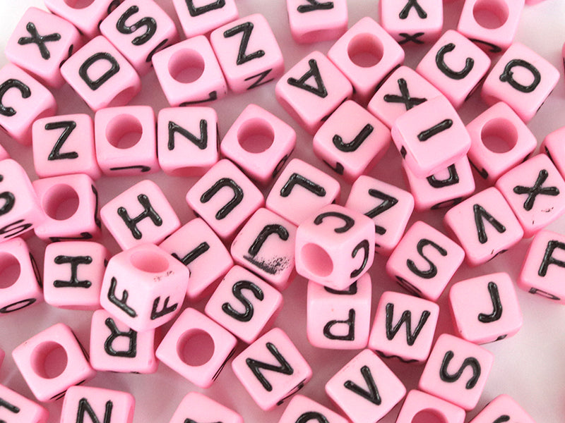 achat 200 perles carrées en plastique - lettres alphabet - rose et noir