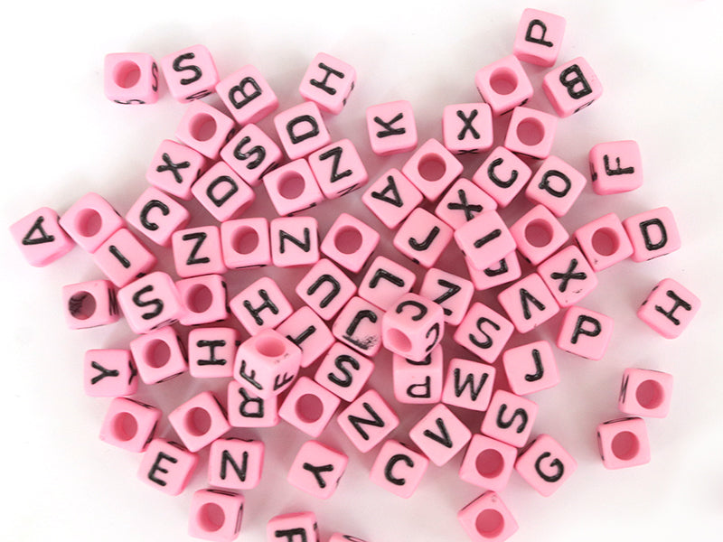 achat 200 perles carrées en plastique - lettres alphabet - rose et noir