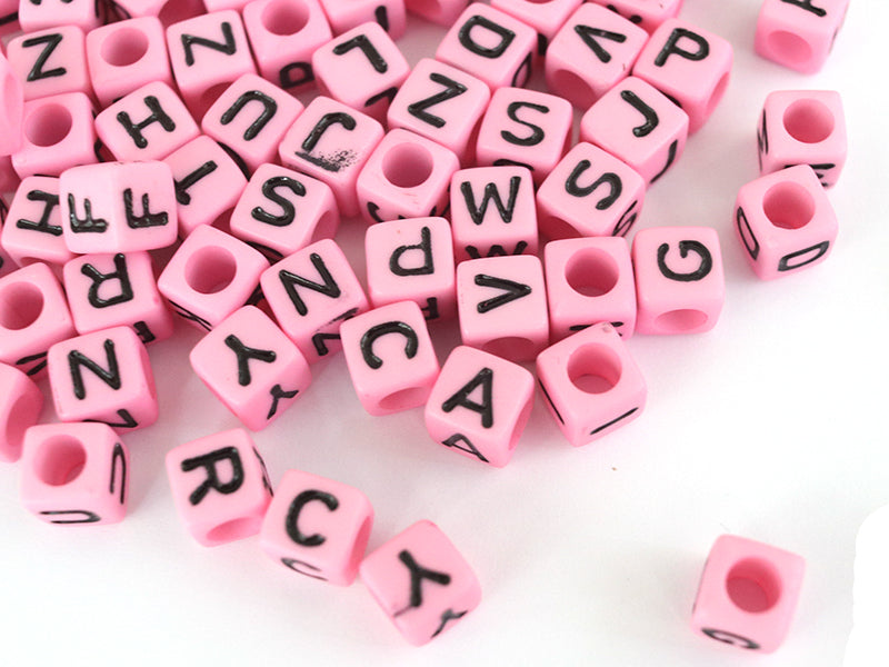 achat 200 perles carrées en plastique - lettres alphabet - rose et noir