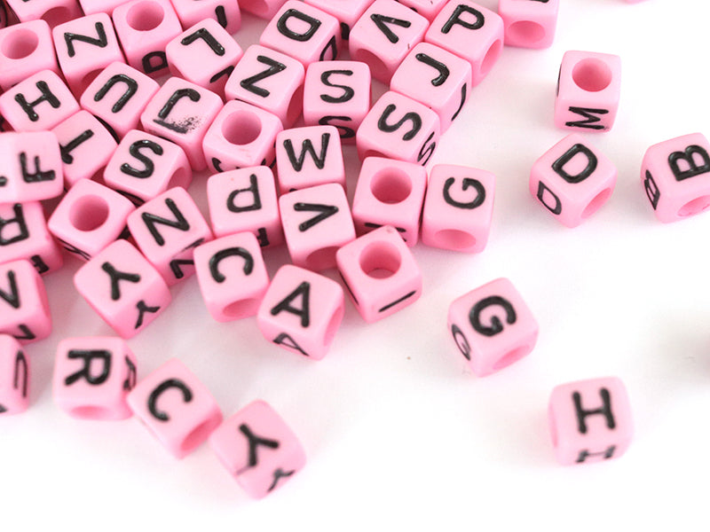 achat 200 perles carrées en plastique - lettres alphabet - rose et noir