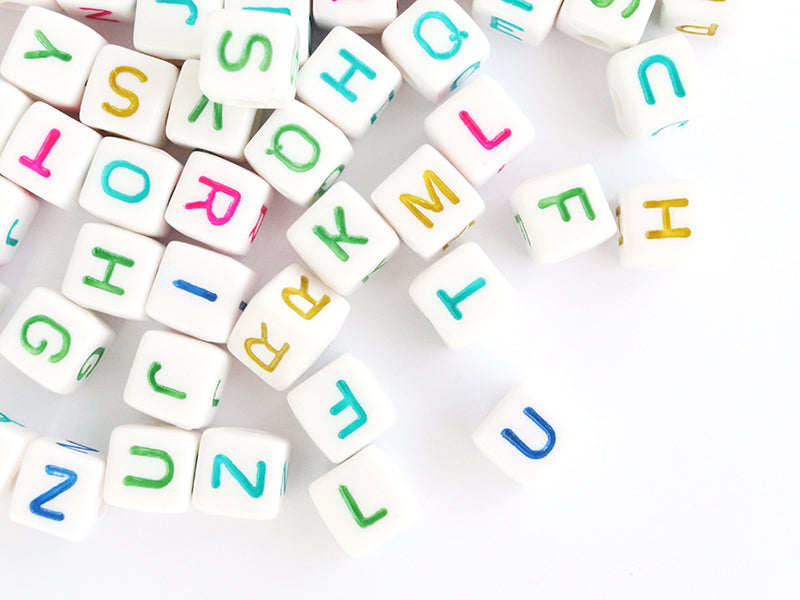 achat 200 grosses perles carrées en plastique - cubes lettres alphabet - multicolore et blanc