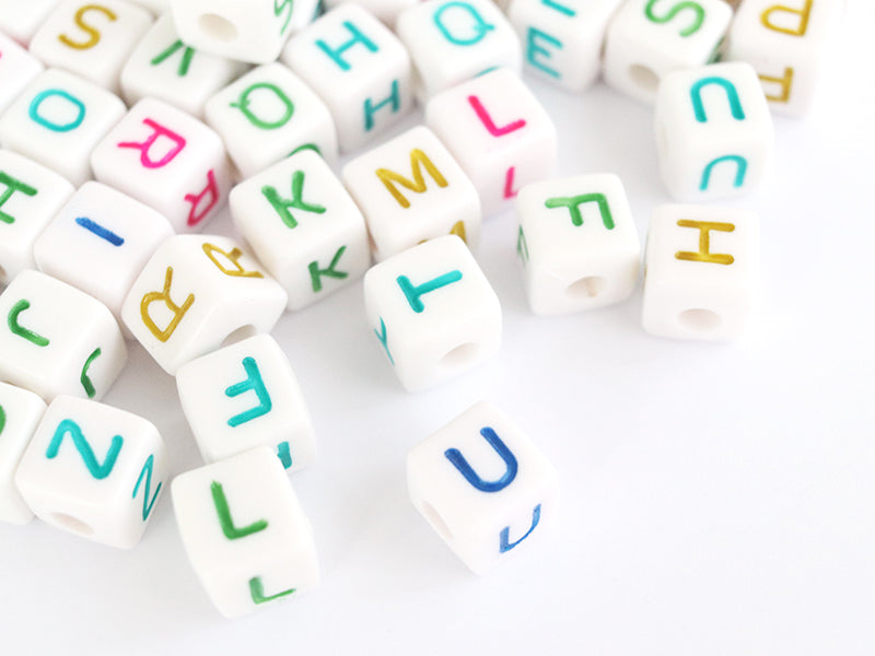 Achat 200 grosses perles carrées en plastique - cubes lettres alphabet - multicolore et blanc