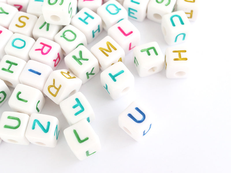 achat 200 grosses perles carrées en plastique - cubes lettres alphabet - multicolore et blanc
