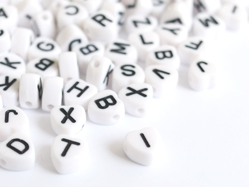 Achat 200 perles lettres alphabet en forme de coeur - noires et blanches