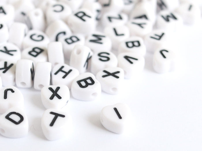 Achat 200 perles lettres alphabet en forme de coeur - noires et blanches