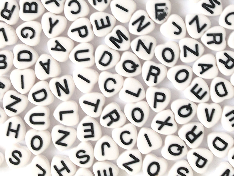 Achat 200 perles lettres alphabet en forme de coeur - noires et blanches