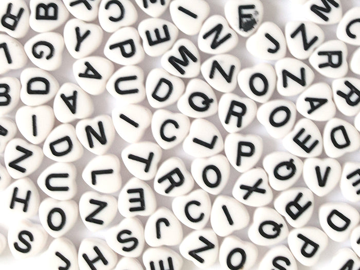 Achat 200 perles lettres alphabet en forme de coeur - noires et blanches